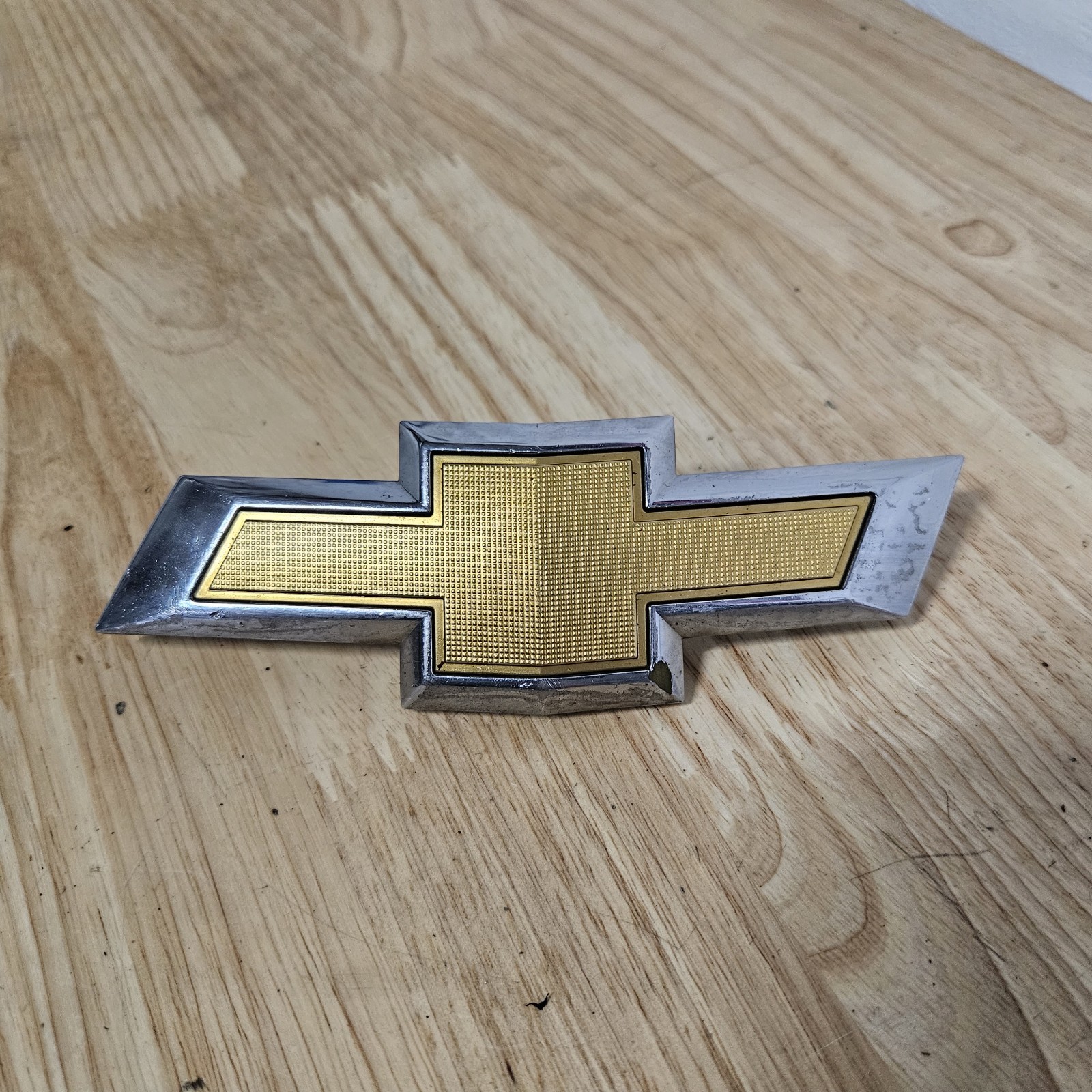 2016-2018 CHEVY MALIBU FRONT BUMPER GOLD BOWTIE EMBLEM OEM GM  23125928(G)