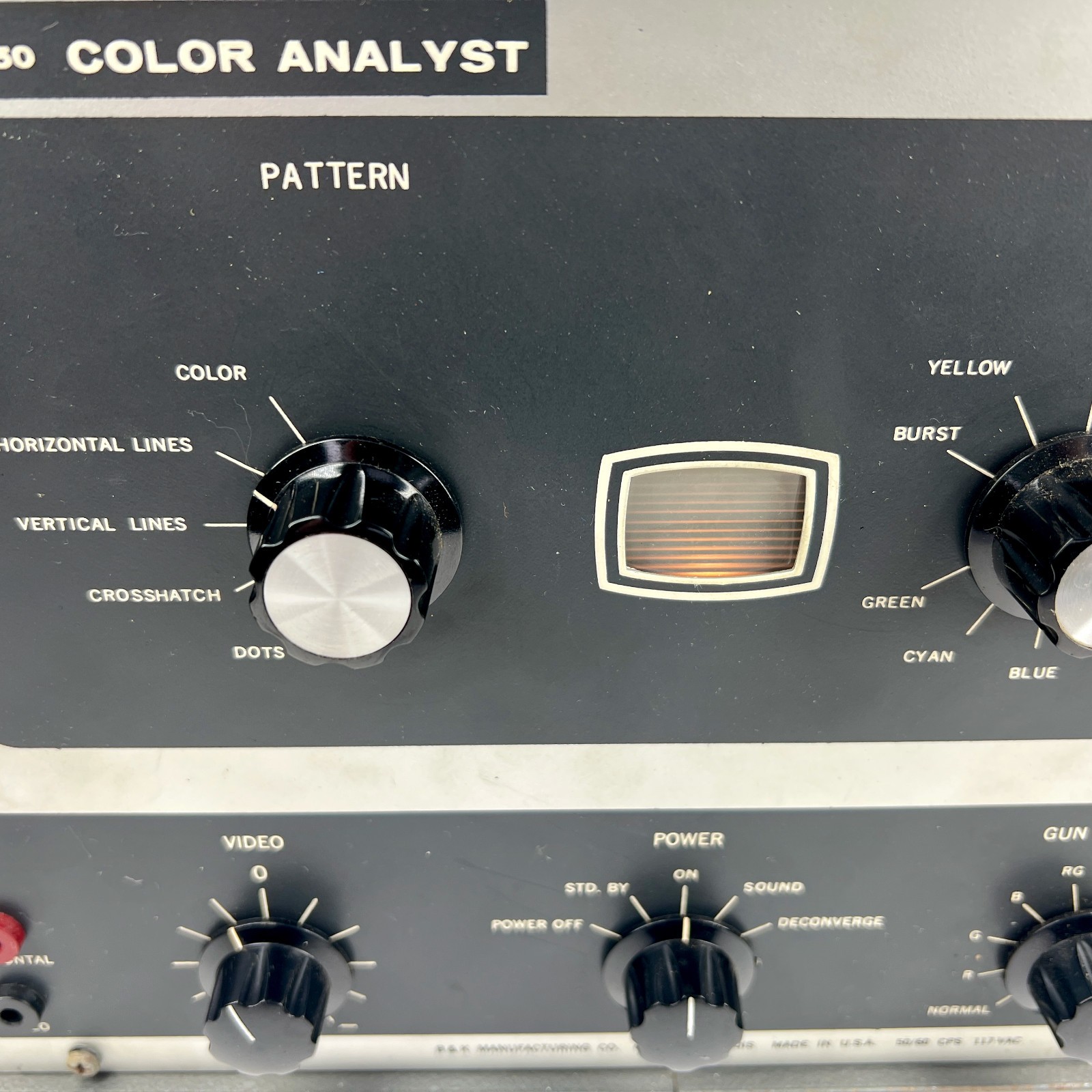 B&K Model 850 Color Analyst CRT TV Test Equipment - Powers On - READ BELOW
