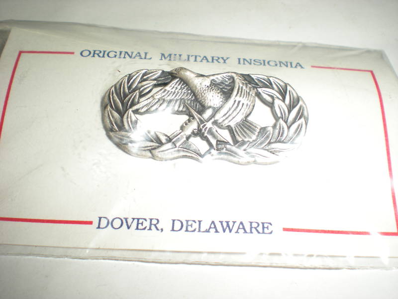 USAF ACFT MUNITIONS 5 LEVEL BADGE -SILVER OXIDIZED
