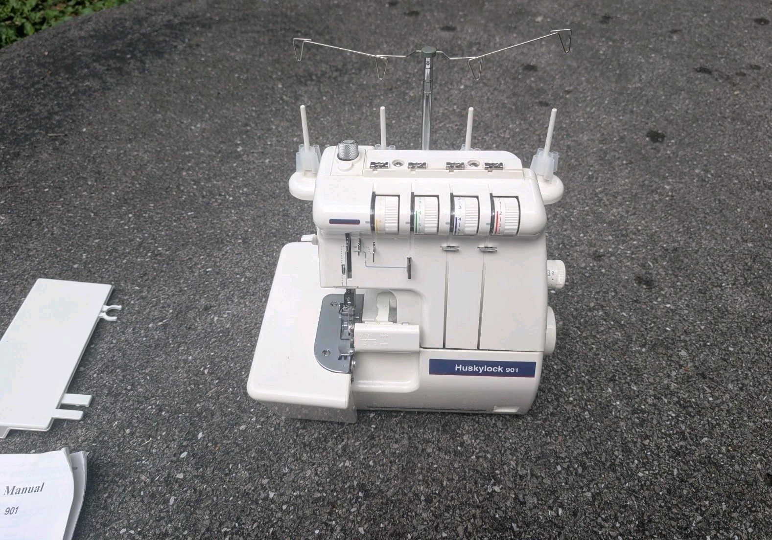 Huskylock 901 Serger Machine