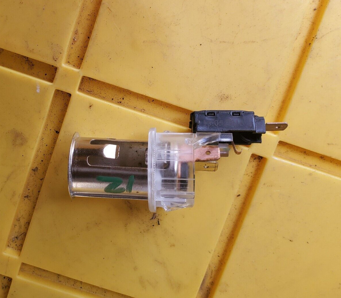 Genuine Volvo 12 Volt Accessory Power Outlet 31443463 OEM
