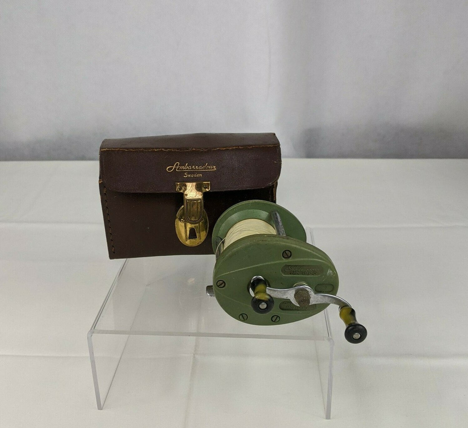 VTG Shakespeare 1900 Fishing Reel Direct Drive w/ Ambassadeur Damaged Case Prop