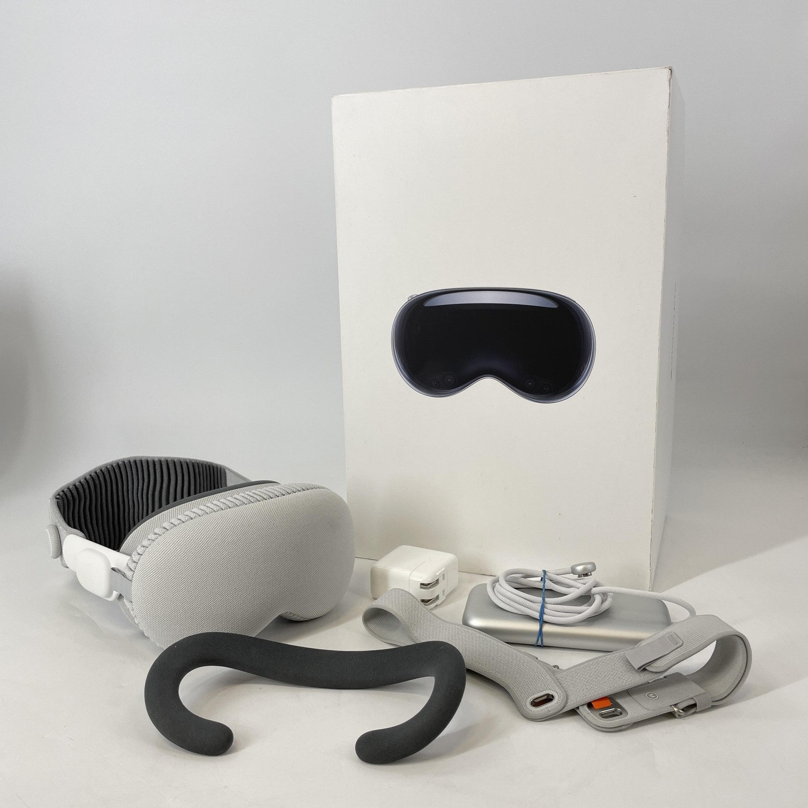 Apple Vision Pro VR Headset 512GB w/ Light Seal-21W/Solo Knit Band-M - Very Good