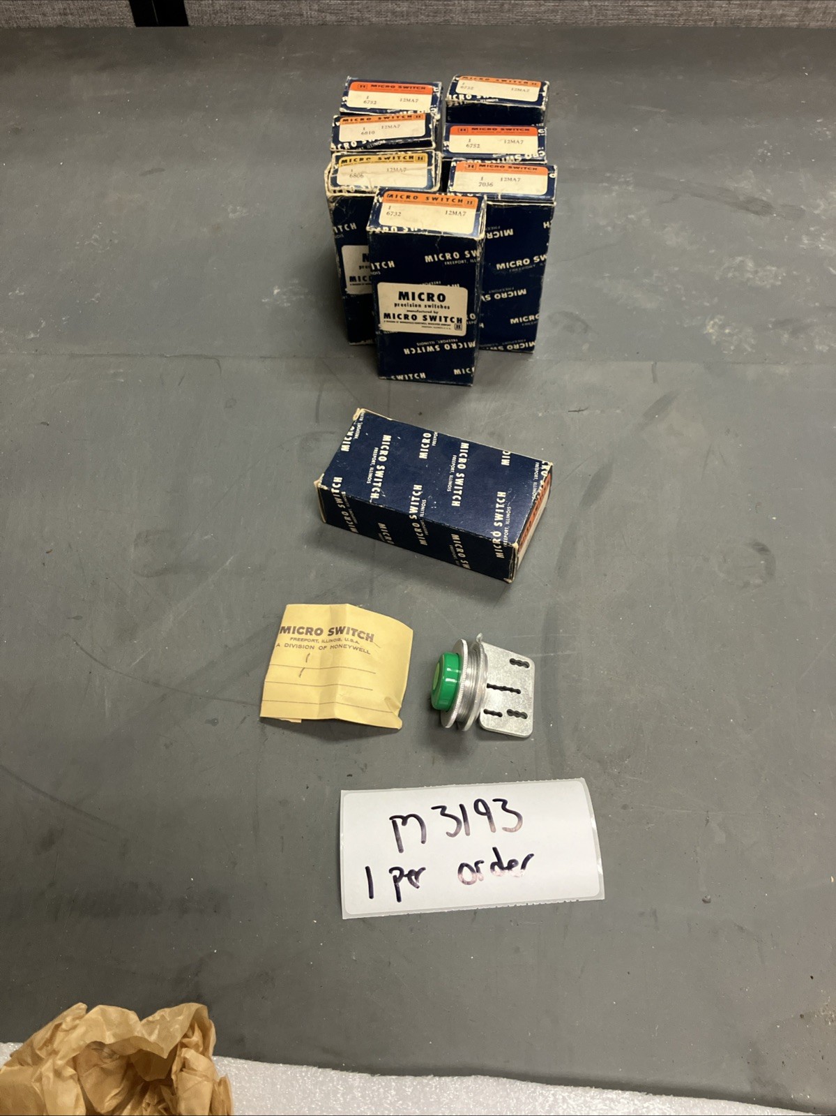 12MA7 Microswitch Honeywell Push Button Switch NOS Green Button Microswitch