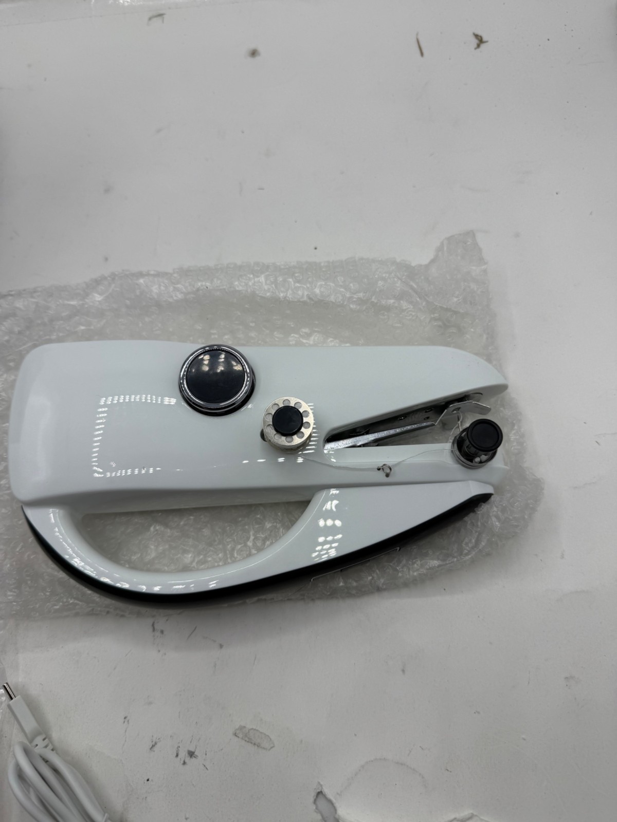 Handheld Sewing Machine, Portable 2-Speed Mini Sewing Machine, Easy to Use for