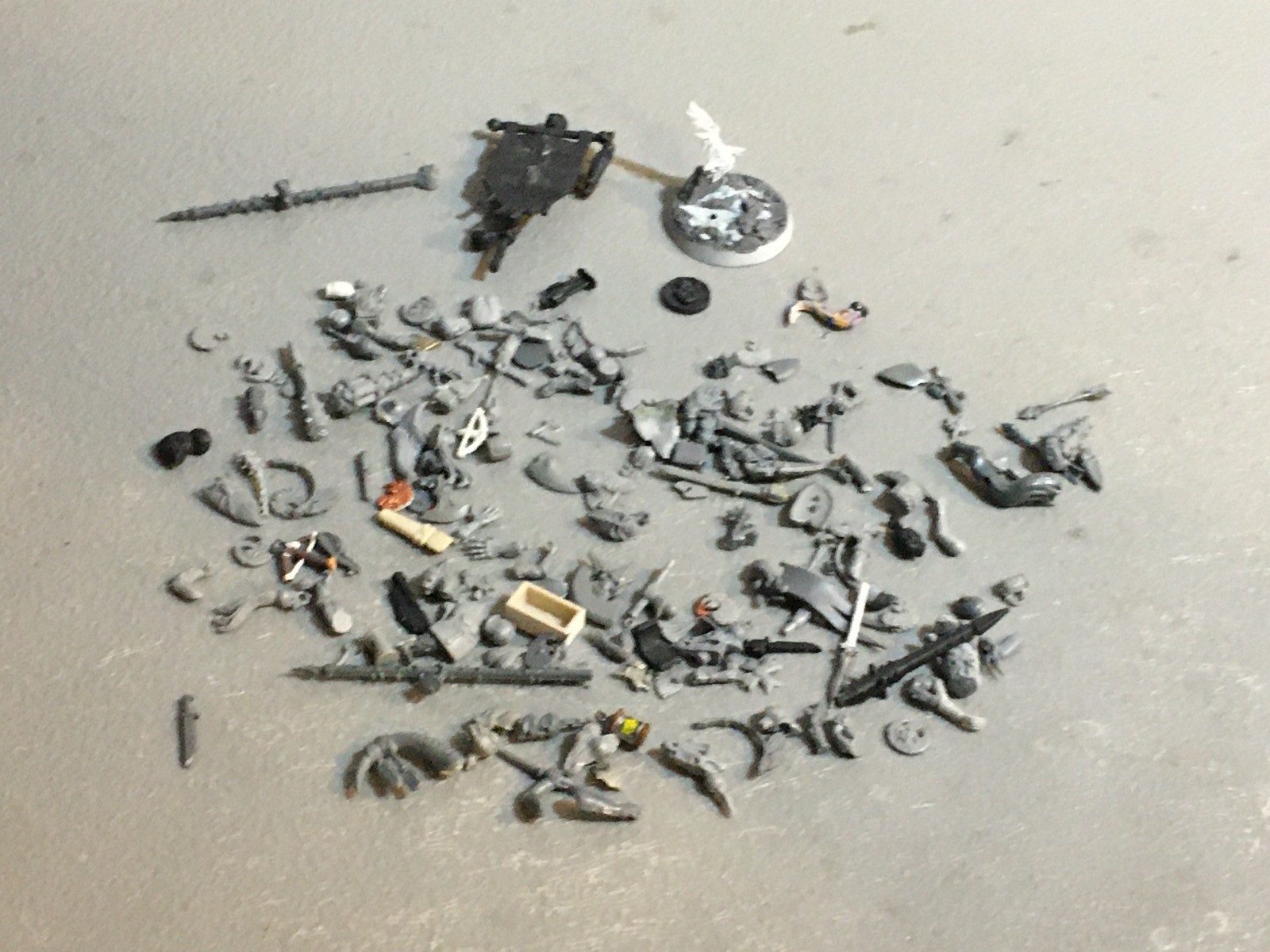 A29635 WARHAMMER FANTASY MIXED BITS LOT ACCESSORIES BENT SHIELDS ARMS GW
