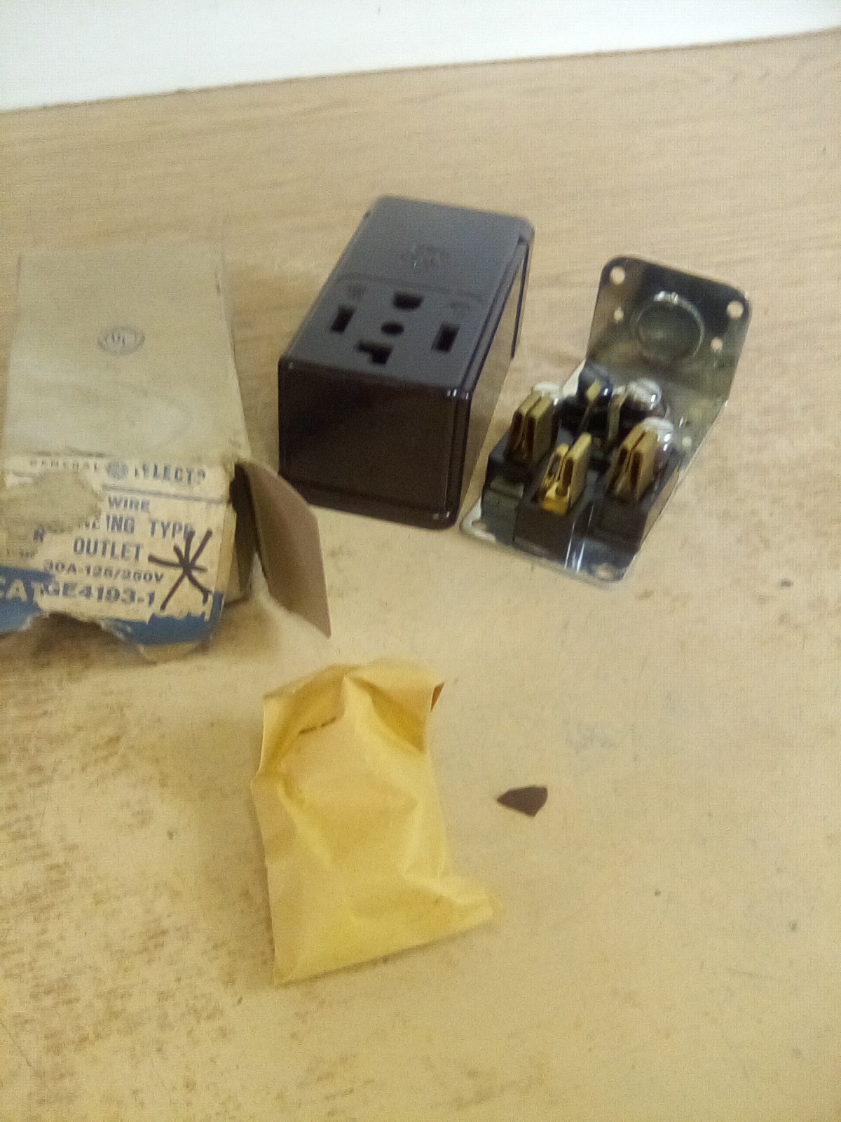 General Electric GE4193-1 4-Wire Grounding Type Outlet "READ DESCRIPTION"