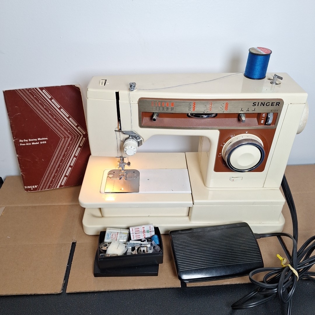 Vintage Singer Zig Zag Sewing Machine 6105 w/ Foot pedal, Manual, Acces. Tested