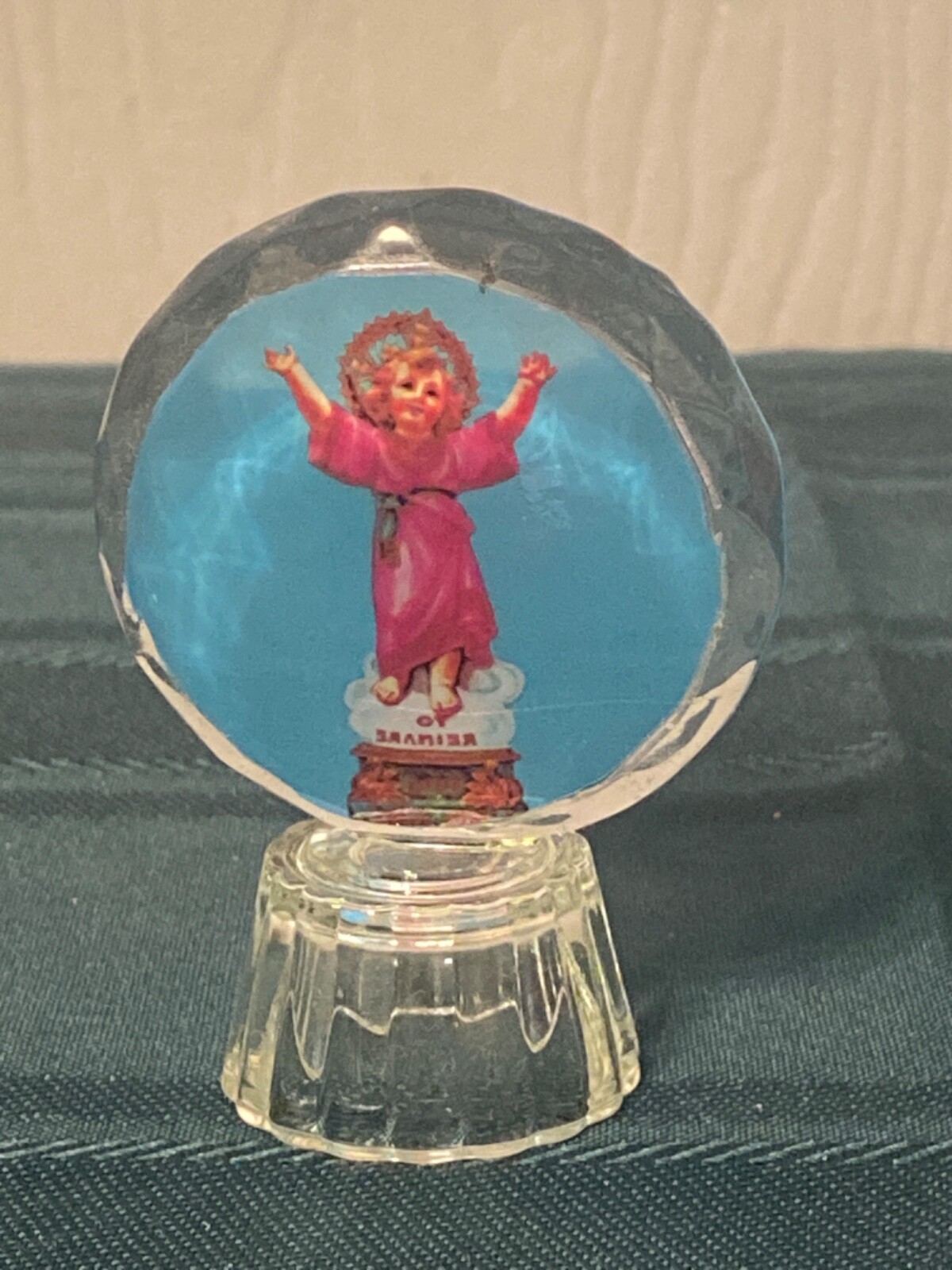 *Yo Reinare Divino Nino Jesus  Glass Paperweight 3.25”