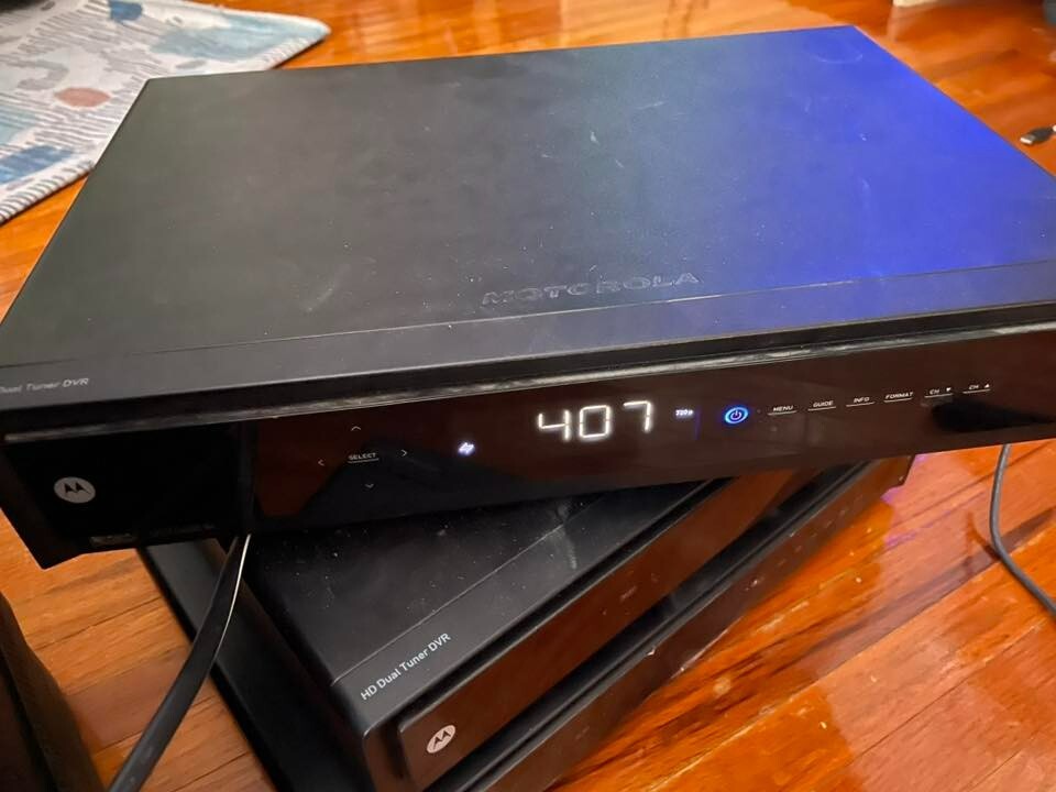 Motorola DCX3400-M Set top HD Dual Tuner DVR Dolby Digital Tuner cable Powers on