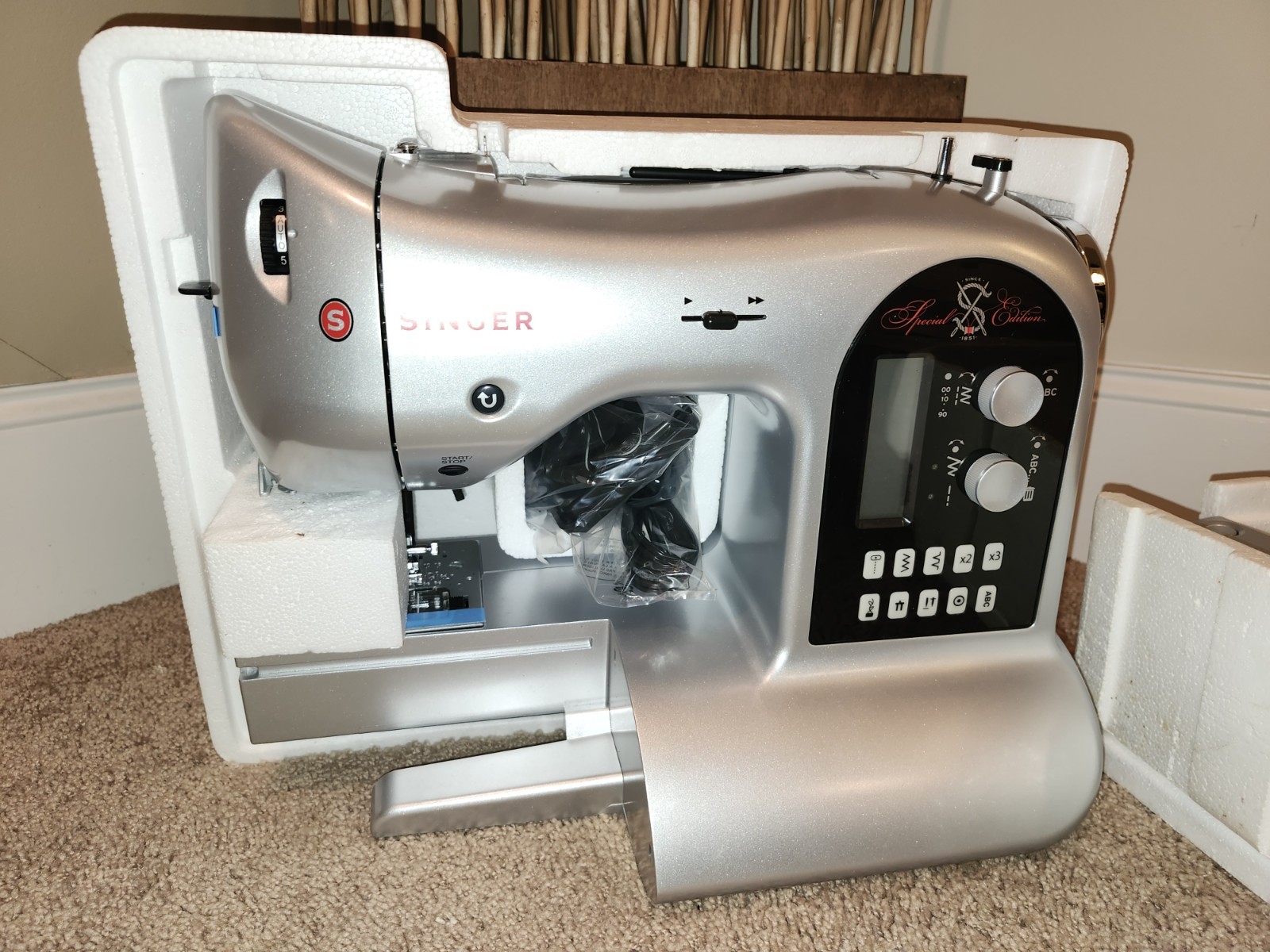 SINGER 90S Special Edition Computerized Portable Sewing Machine w/ LCD Screen