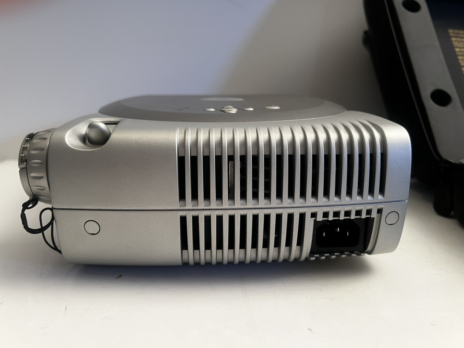 DELL DLP Front Projector 2200MP with Case and Remote