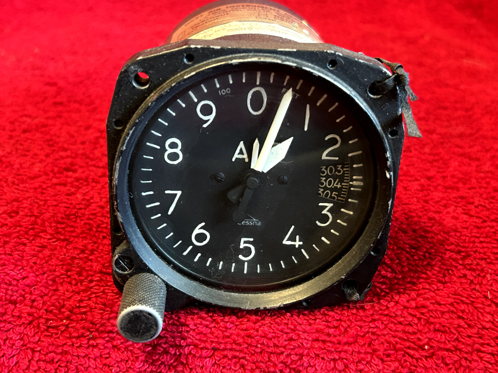 CESSNA PRESSURE ALTIMETER P/N C661011-0105 UNITED INSTRUMENTS