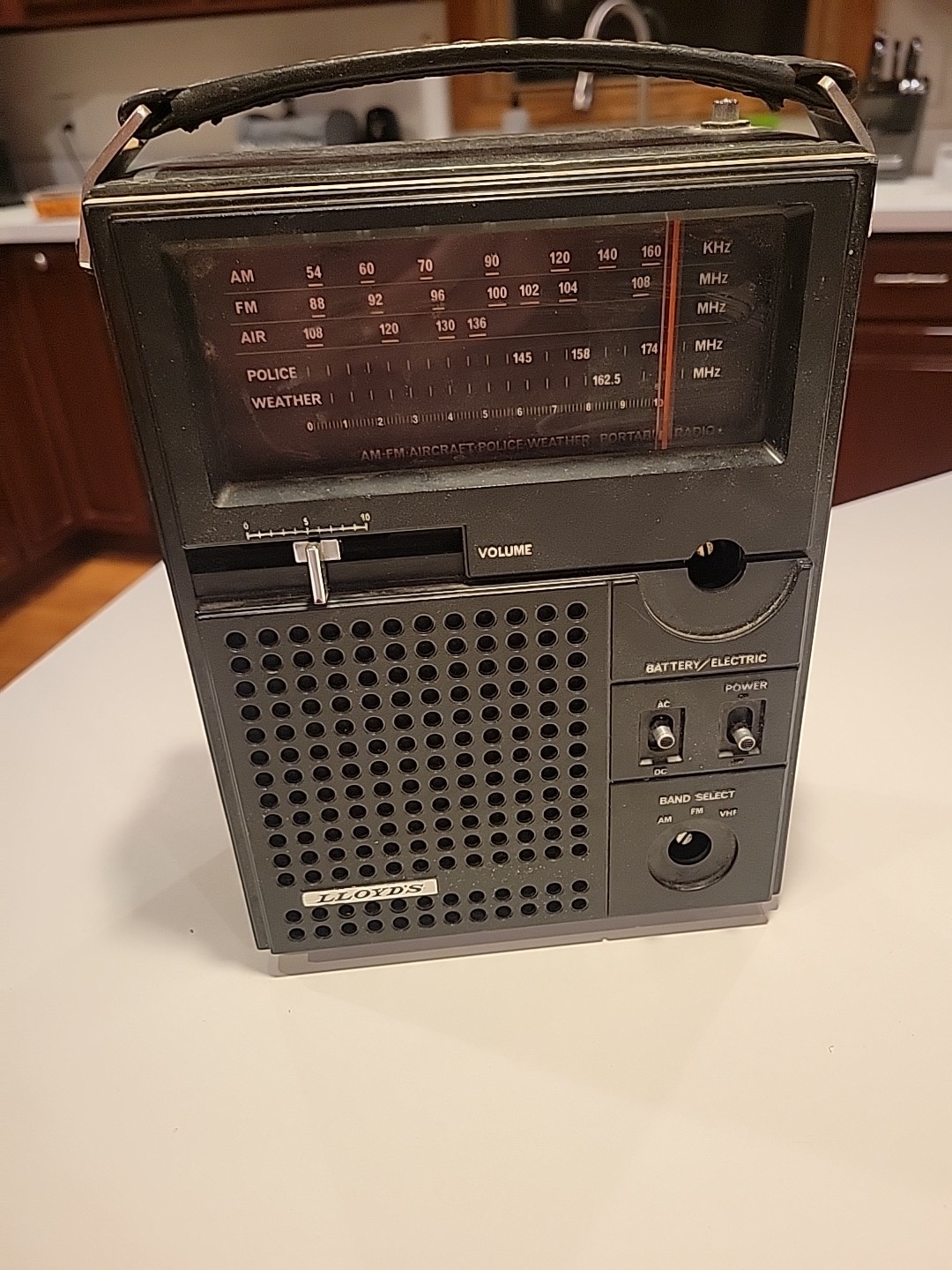 Vintage Lloyds Model NN-7199 AM-FM-Aircraft-Police-Weather Portable Radio AS-IS