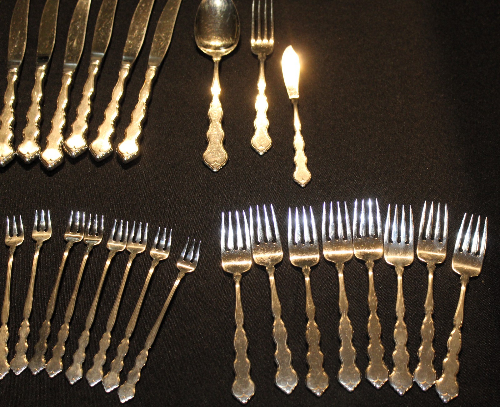 Oneida Valerie 32 Piece Silverplate Flatware Set