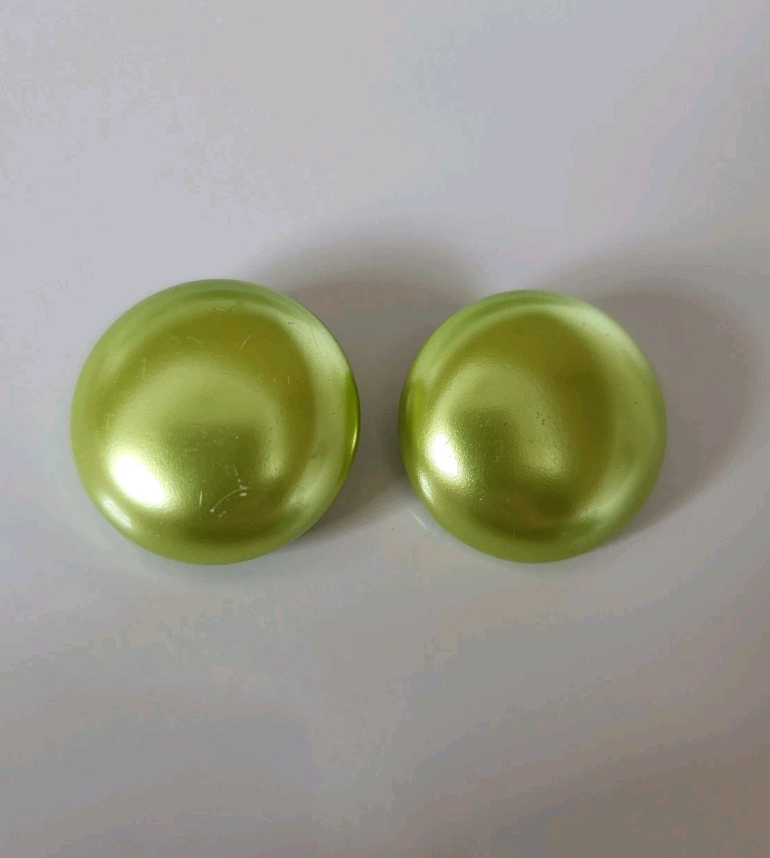 Vtg Round Green Lime Green Pearlescent Clip On Earrings Retro 70s-80s 1in Wide