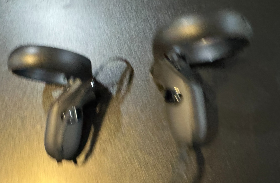 Oculus Quest Black VR Headset 64GB W/ Carrying Case - Used - Tested And Reset