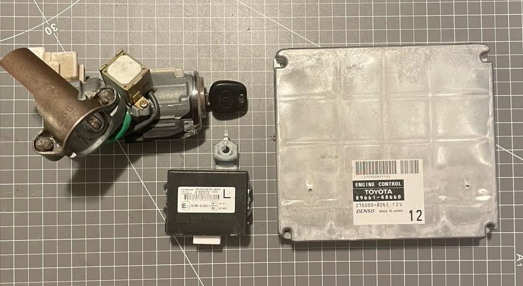 04 Toyota Highlander Engine Computer + Ignition Switch + IMMO Module 89661-48660