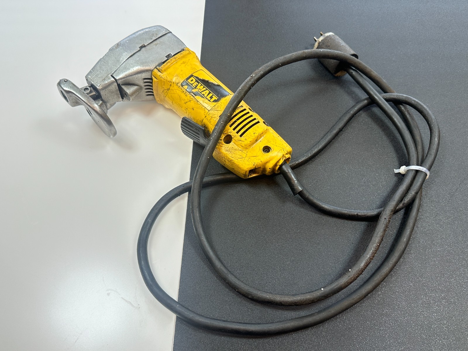 Dewalt DW893 Heavy Duty 12-Gauge Electric Shear