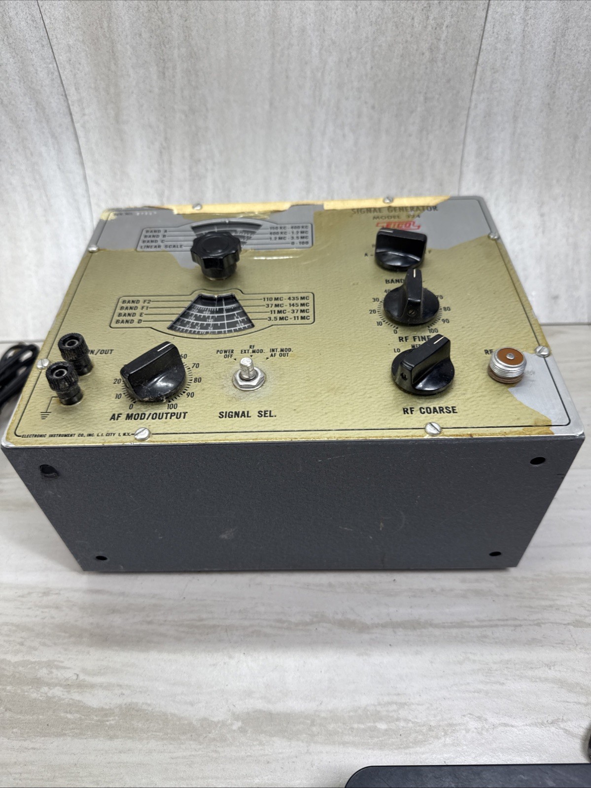 EICO MODEL 324 RF Signal Generator 150 kHz - 400 MHz Powers On!
