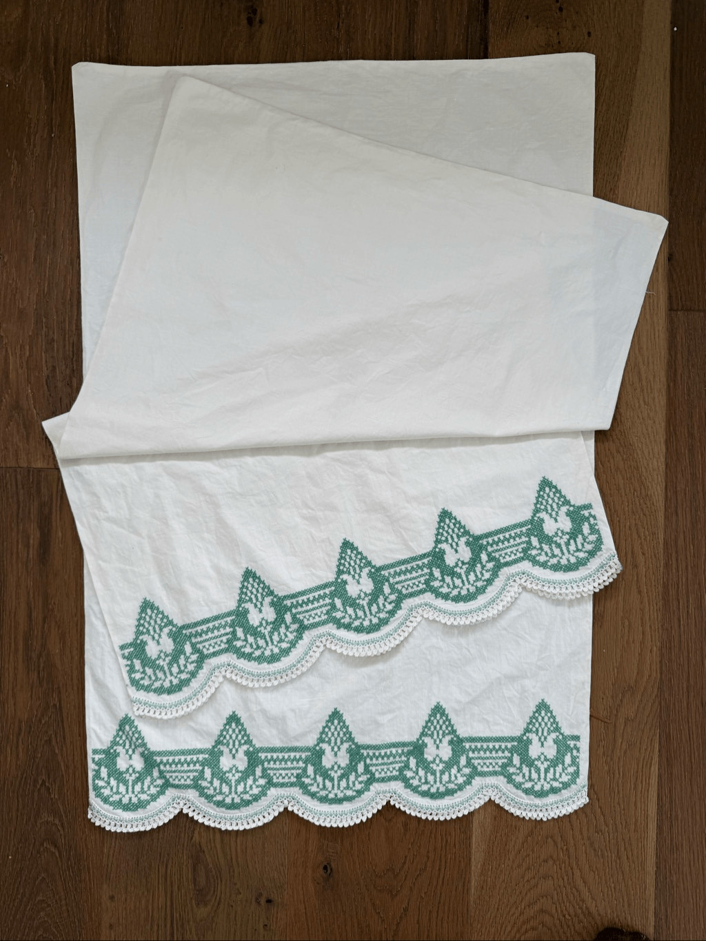2 Vintage Queen Size Pillowcases Green Embroidered Lace Detail Scalloped End