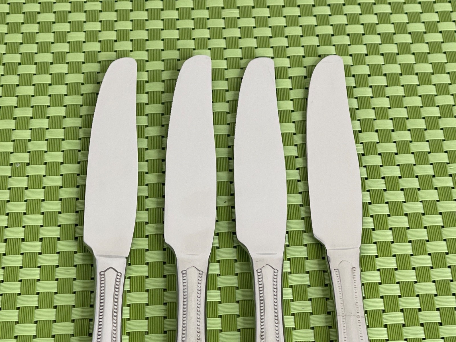 Oneida COUNTESS Stainless 4 Dinner Knives Beaded Glossy Flatware - 9 1/2"