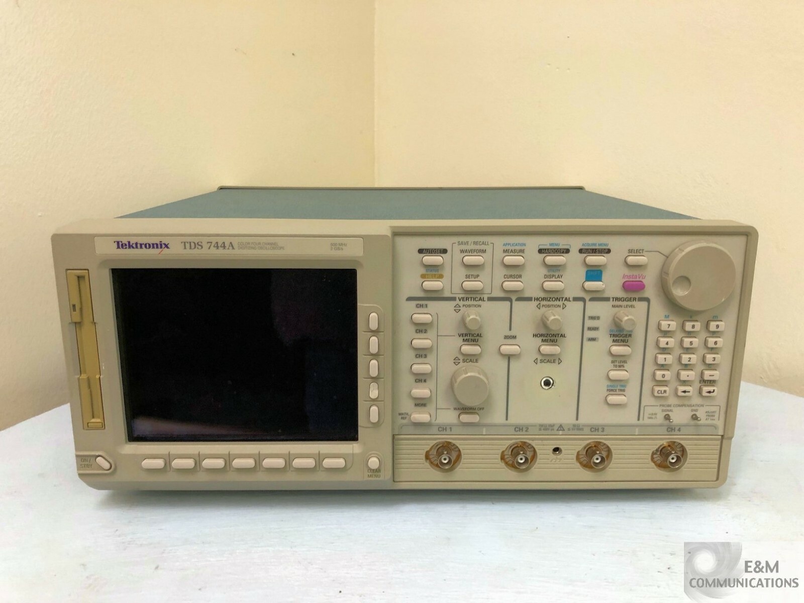 TDS 744A TEKTRONIX 4-CH COLOR DIGITAL OSCILLOSCOPE 500 MHz 1GS/s SER# B020648