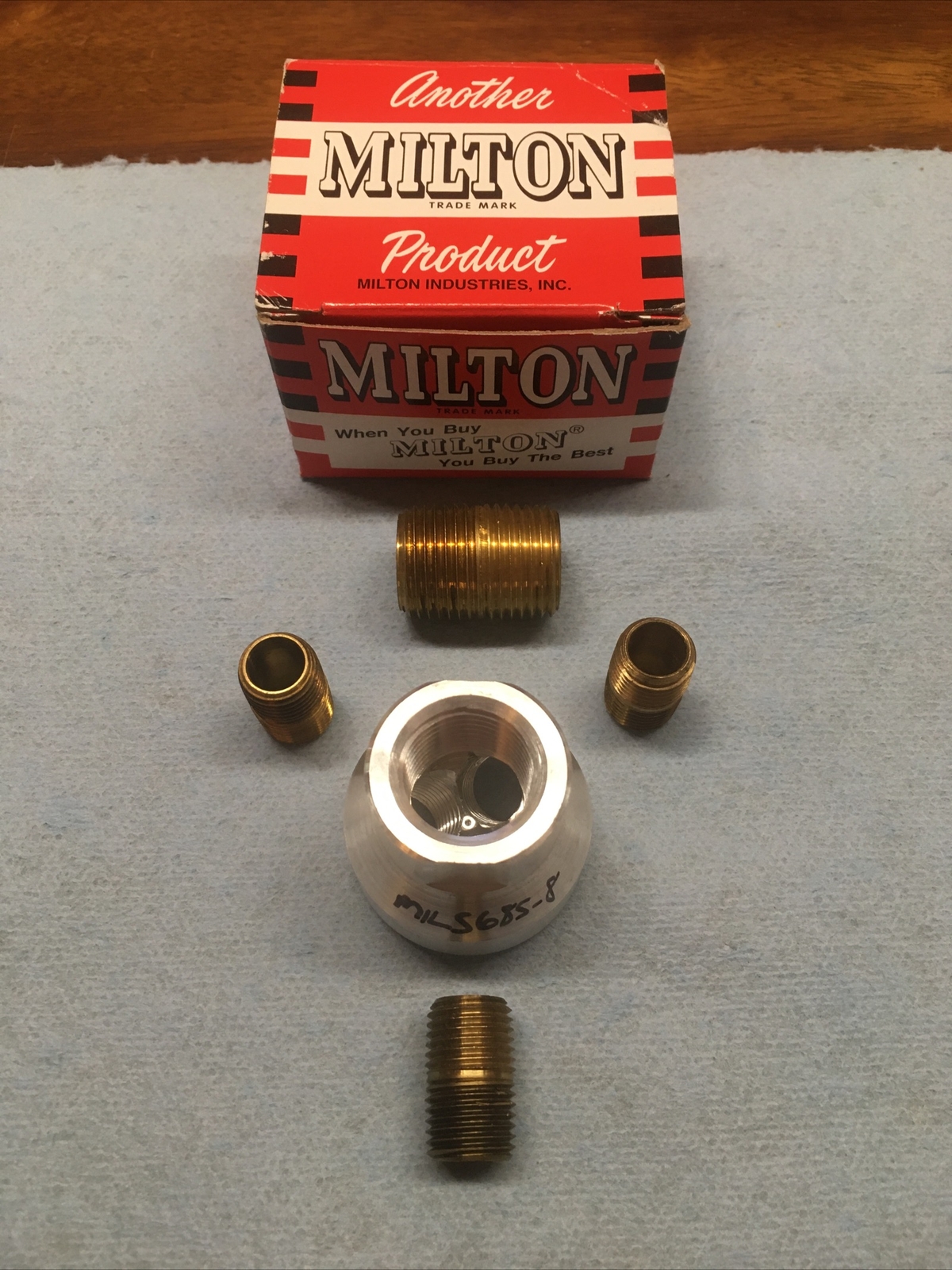 Milton Ind. 685-8 Aluminum 3in1 Air Manifold 1/2”npt In 1/4”out W/ Brass Nipples