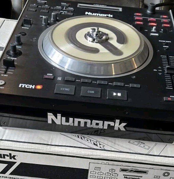 1 Numark V7 Serato Turntable. DJ Pro. Barley Used.