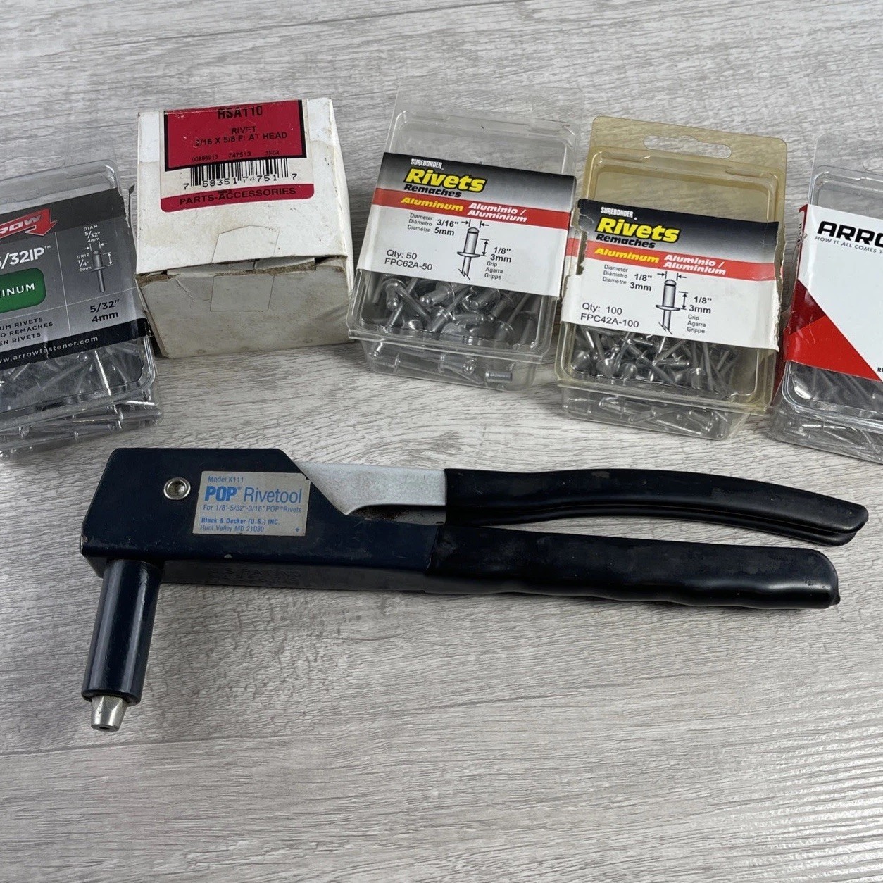 VTG Pop Rivetool Model K111 W/ 5 Boxes of Rivets in Various Sizes Black & Decker
