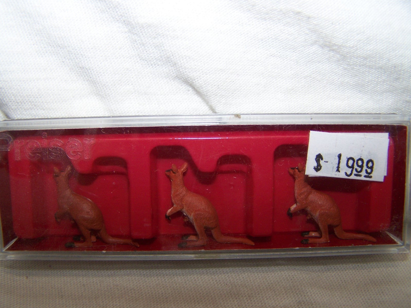 Preiser #20392 HO Scale Kangaroos(Pack of 3)