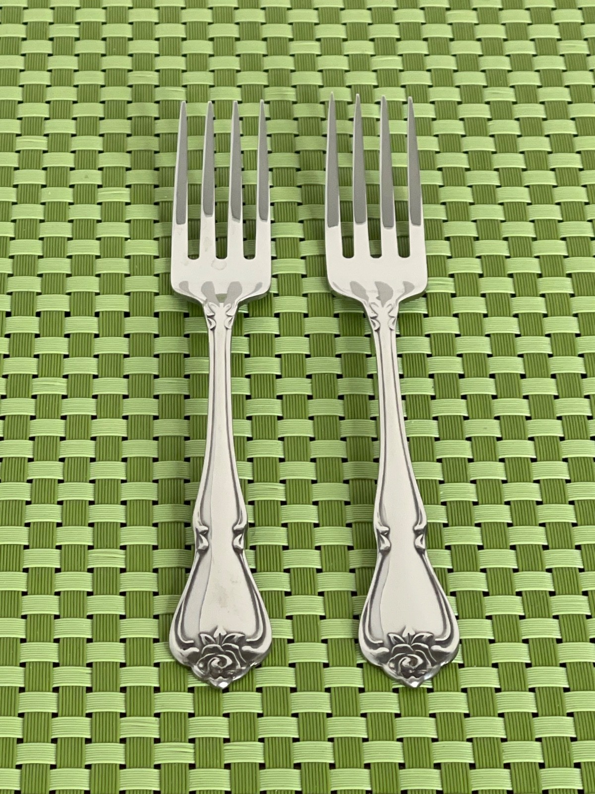 Oneida ARBOR ROSE Stainless TRUE ROSE 1881 Rogers Ltd 2 Dinner Forks Flatware