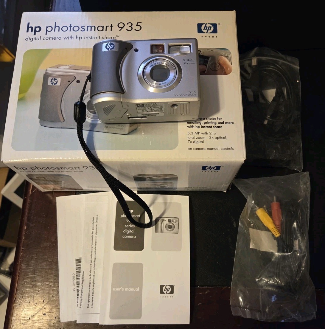 HP Photosmart 935 Digital Camera With Box Cords And Manual