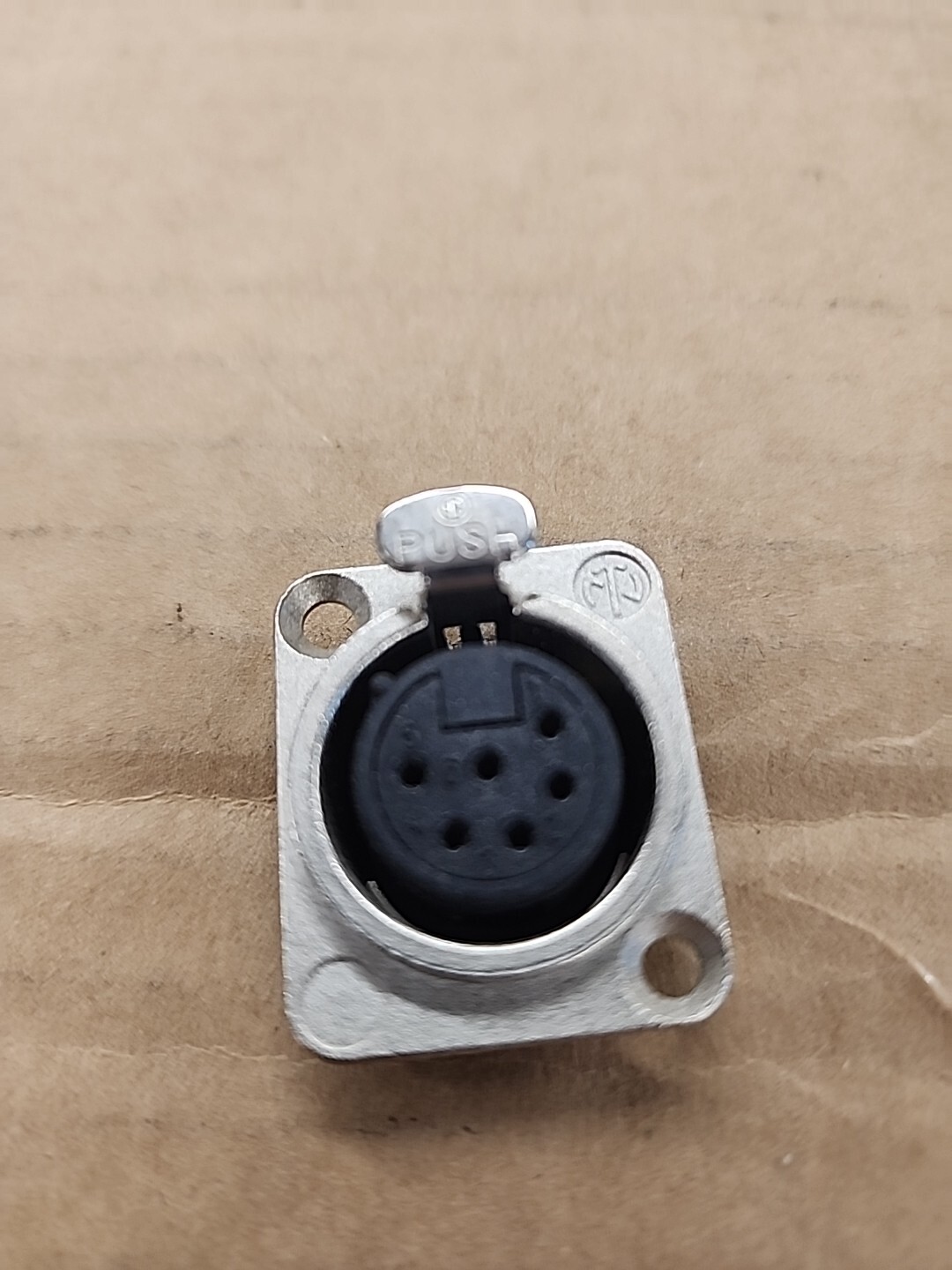 Neutrik NC6FD-L-1 - 6 pole female receptacle