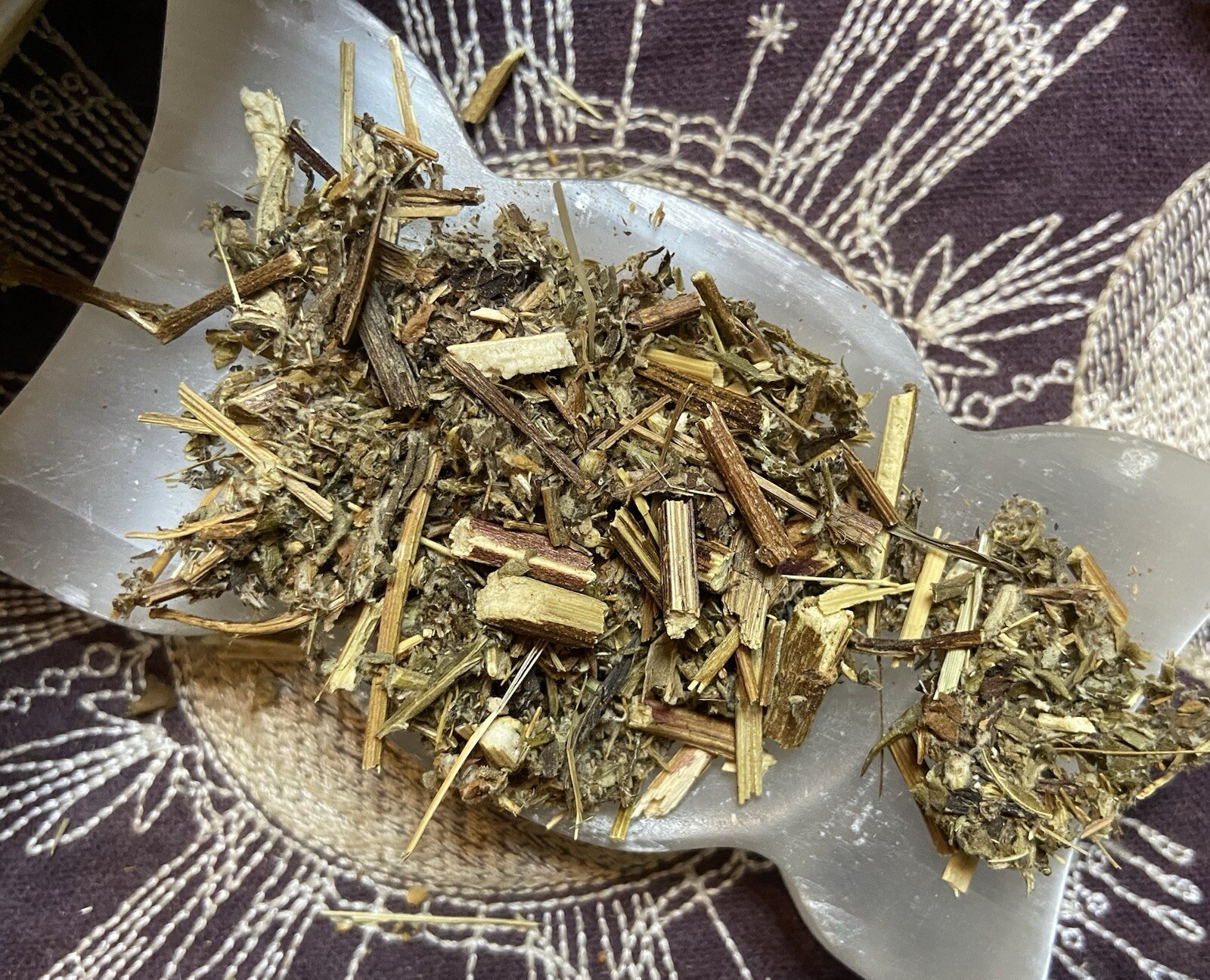 Mugwort, Protection of Women, Travel Protection, Divination, Healing
