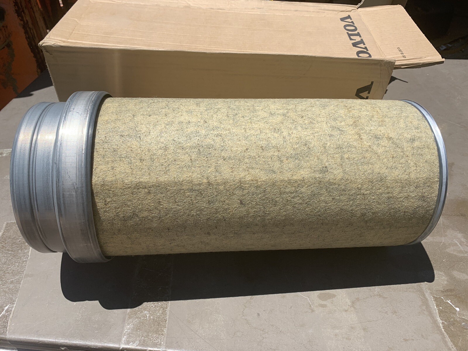 GENUINE VOLVO AIR FILTER 21041297