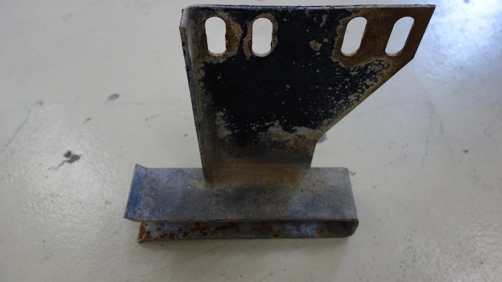 PETERBILT RECEPTACLE-ROLLER FENDER  LH / Drivers Side 13-04392L