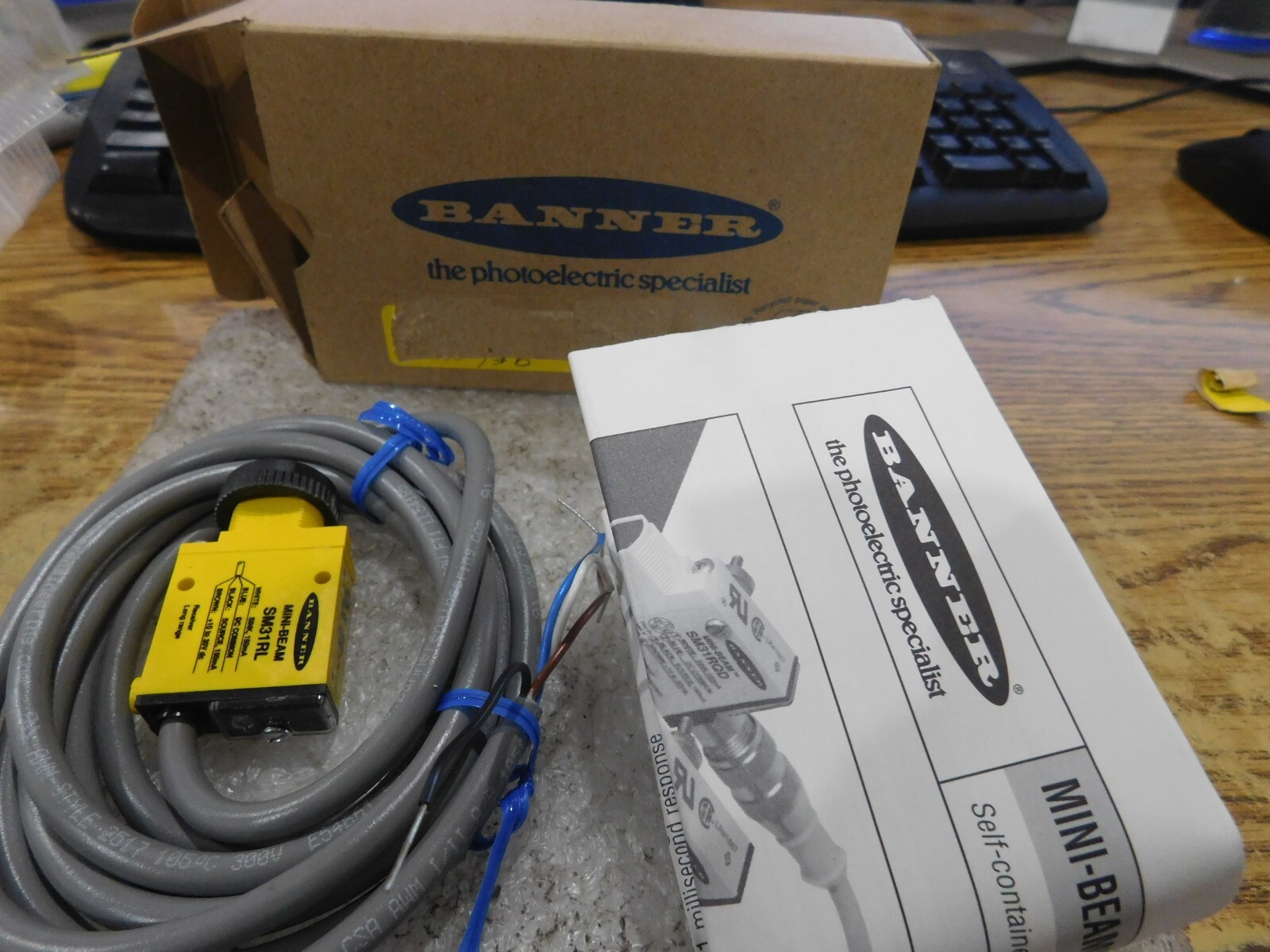 Banner Model: SM31RL Photoelectric Sensor.  P/N: 25725.  New Old Stock