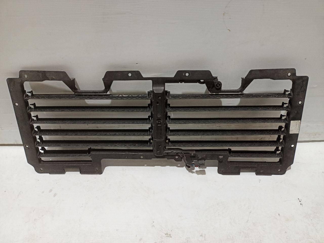 GM Front Bumper Radiator Air Shutter W/Actuator From 17 GMC YUKON 12471078