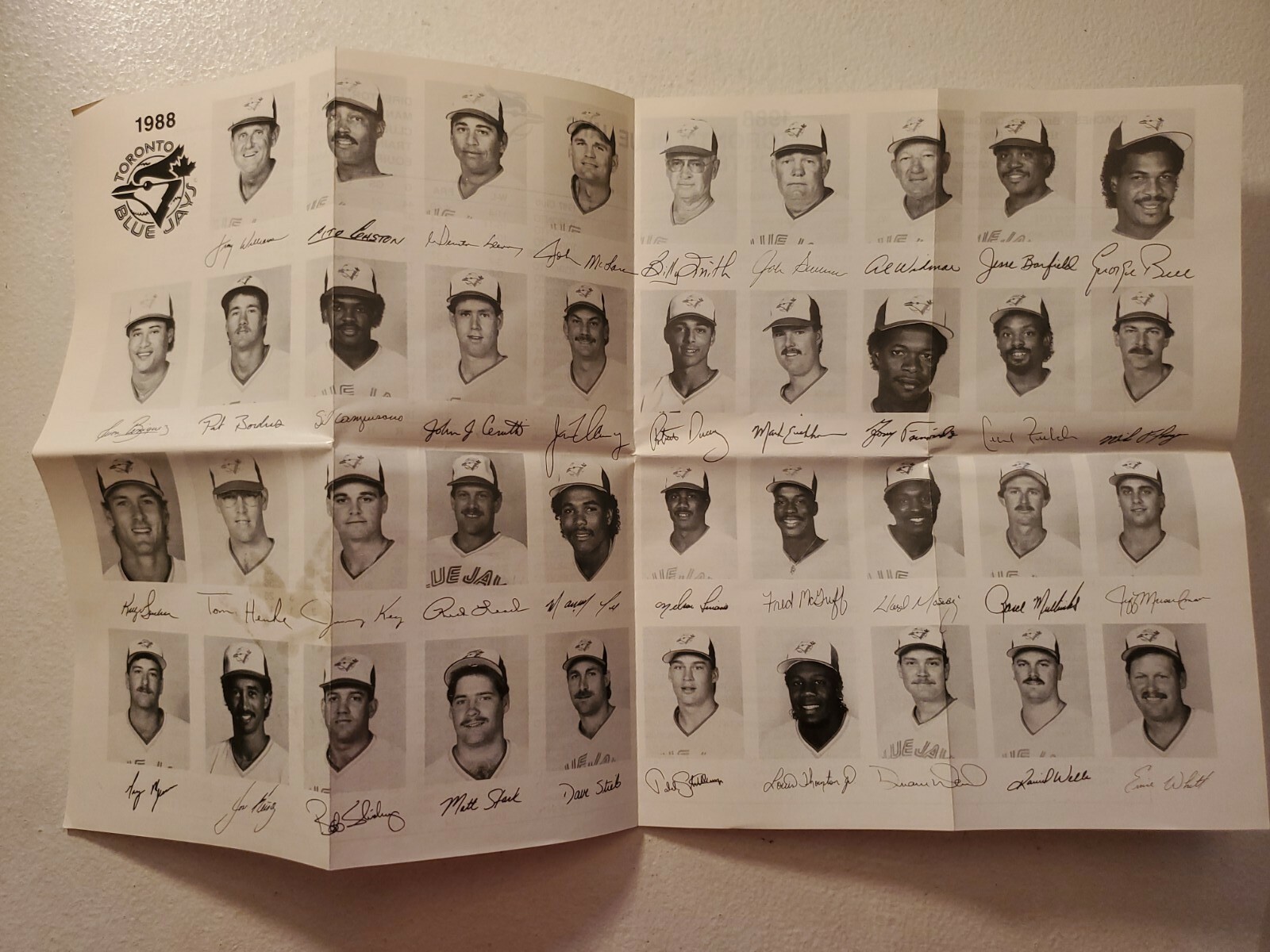 1988 TORONTO BLUE JAYS ROSTER SHEET WITH PHOTOS/FACSIMILE SIGNATURES - RARE!!