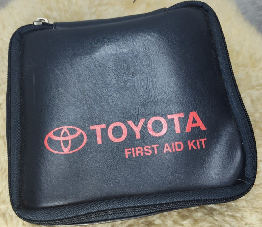 TOYOTA FIRST AID KIT OEM FACTORY EMERGENCY KIT PT420-03023 PT420-00220 - NEW