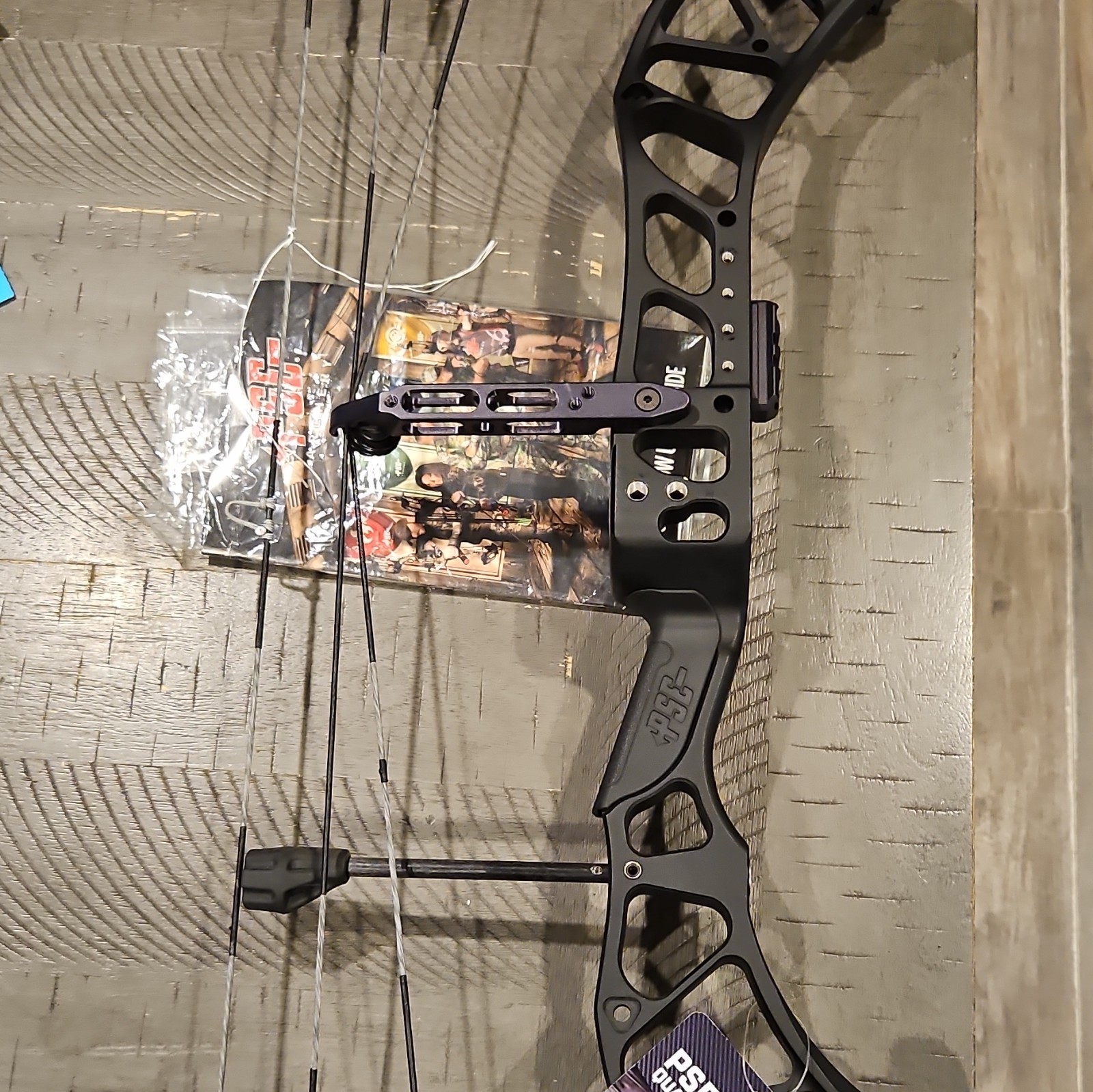 PSE Decree EC2 Right Hand Compound Bow 80 lb 25-30.5in Draw 31.5in Black
