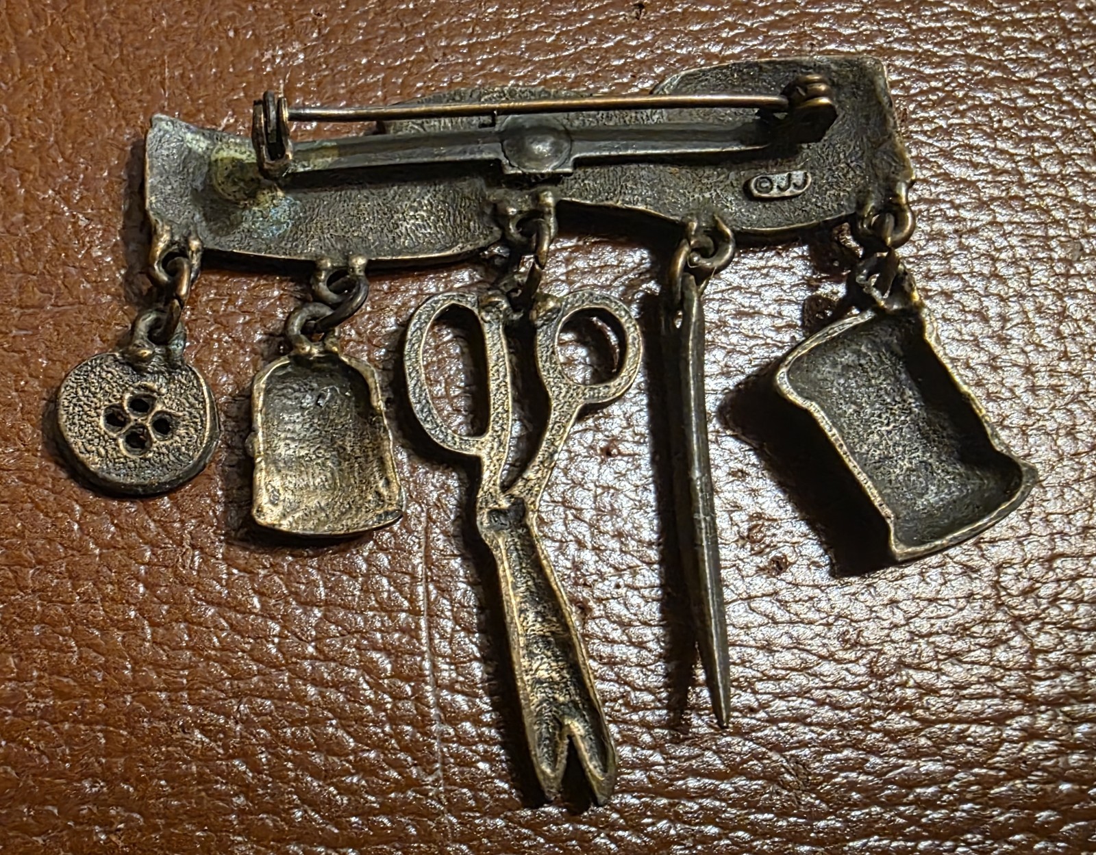 VINTAGE SEWING THEME LAPEL PIN