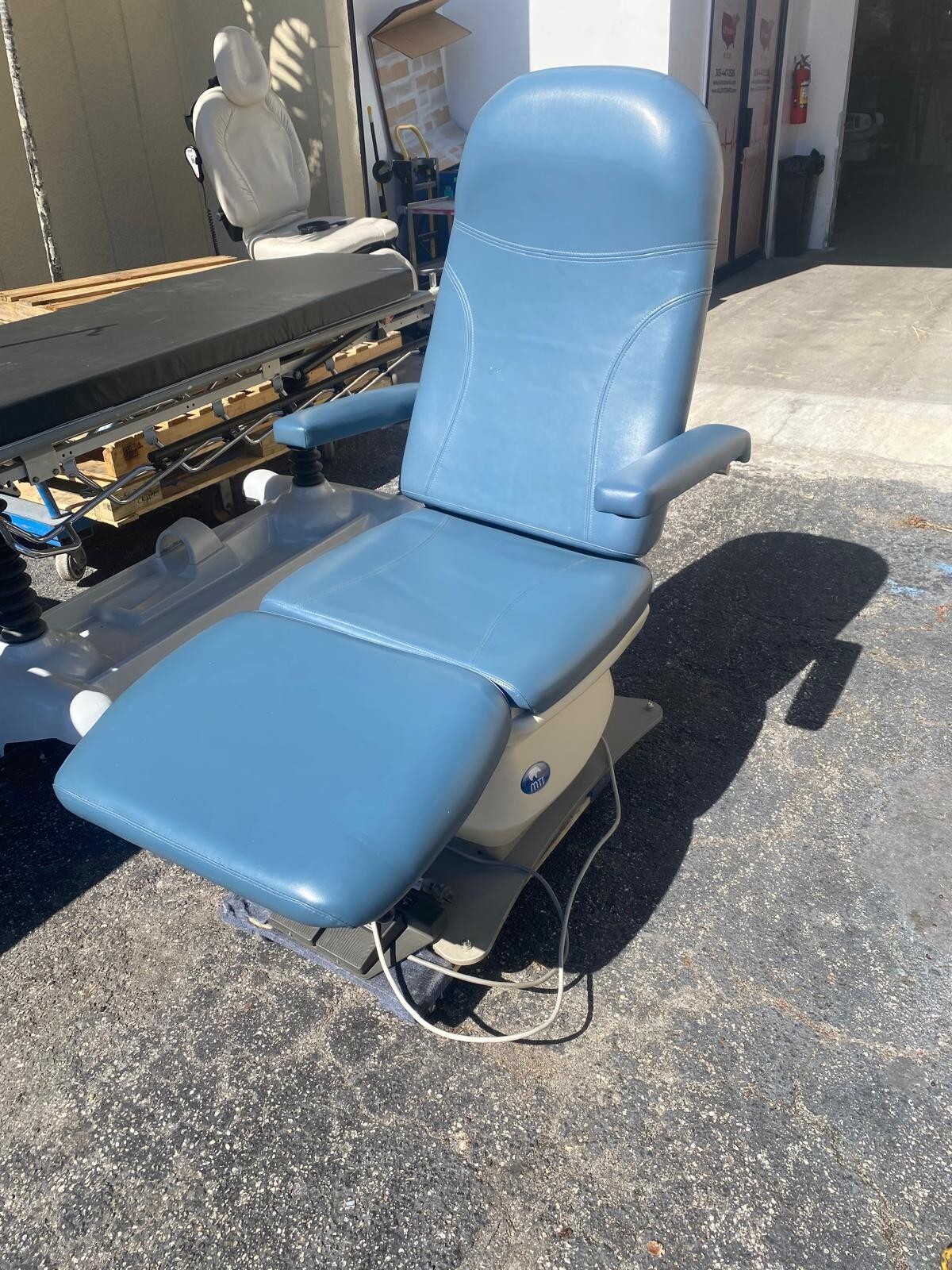 MTI 526 Power Podiatry Chair With Foot Pedal