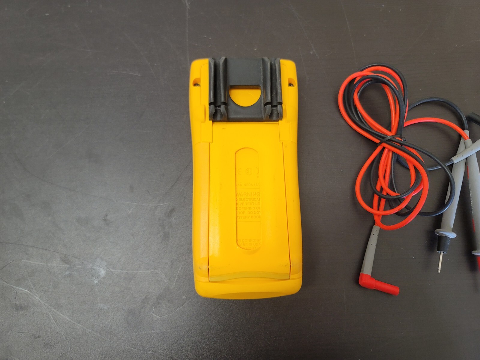 FLUKE 724 CALIBRATOR W/ LEADS