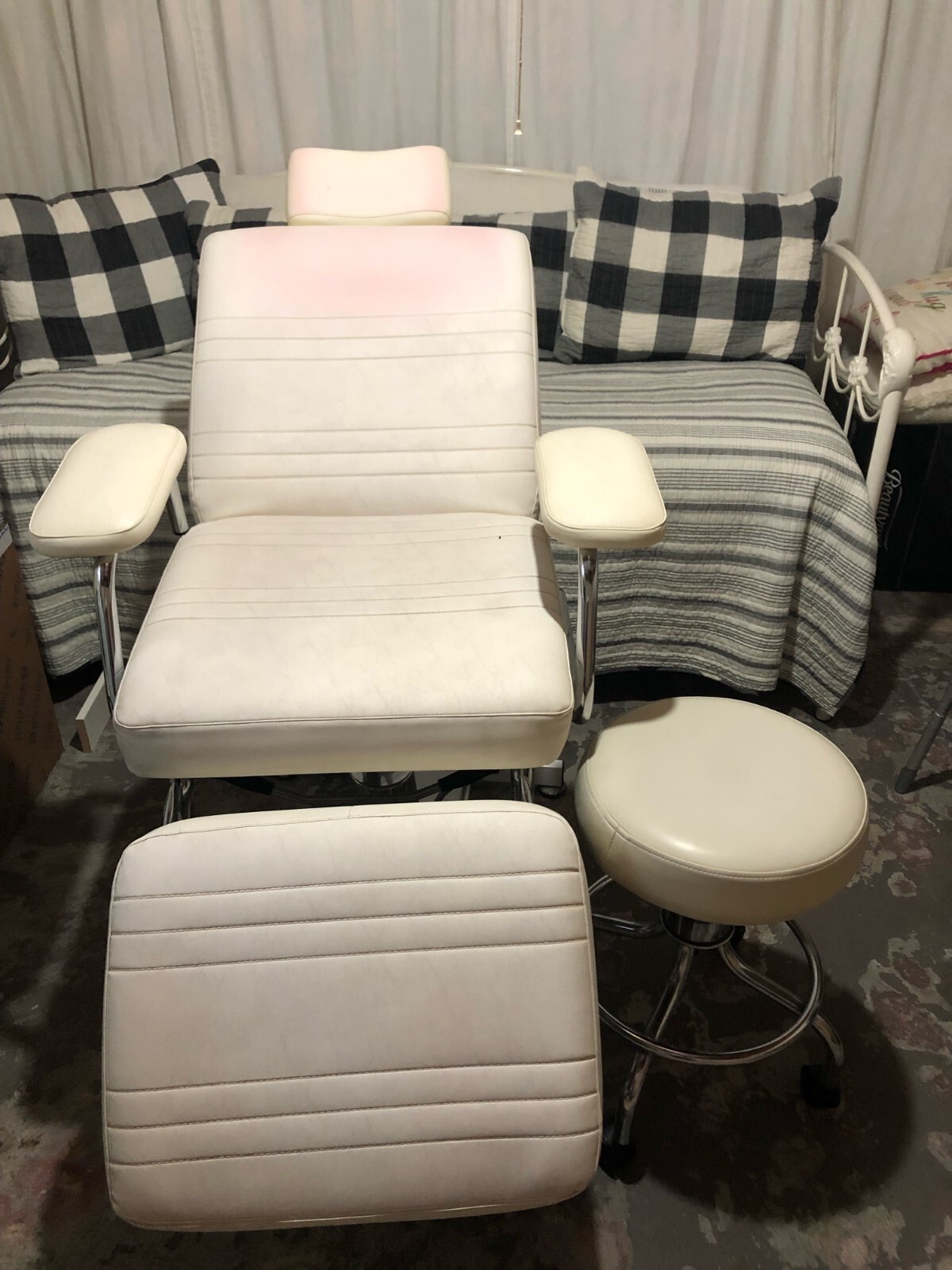 Adjustable salon/spa/massage/tattoo/electrolysis treatment table
