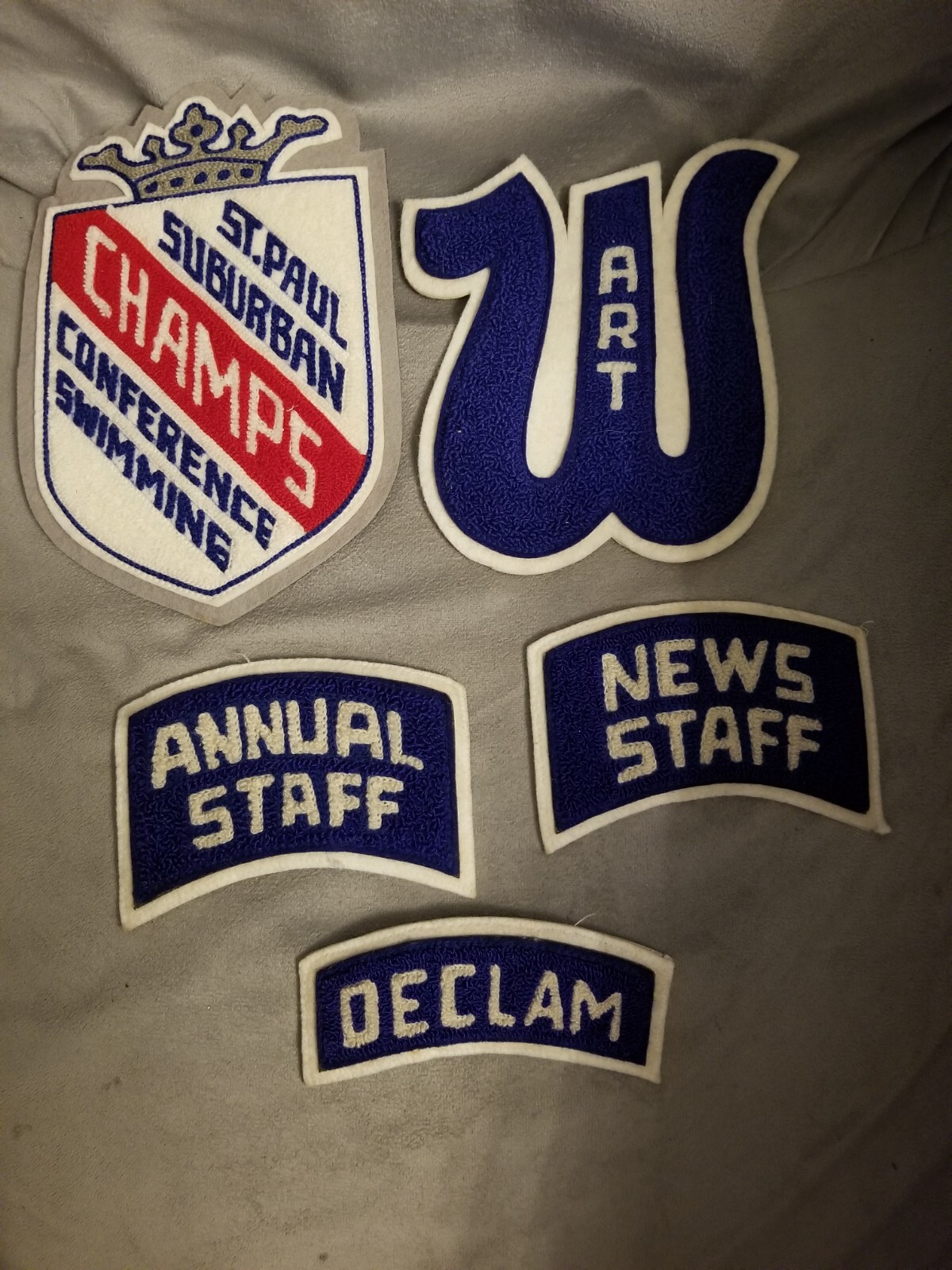 Lot of 5, 1970s / 80s letter jacket letterman felt patches, "W", Art, News