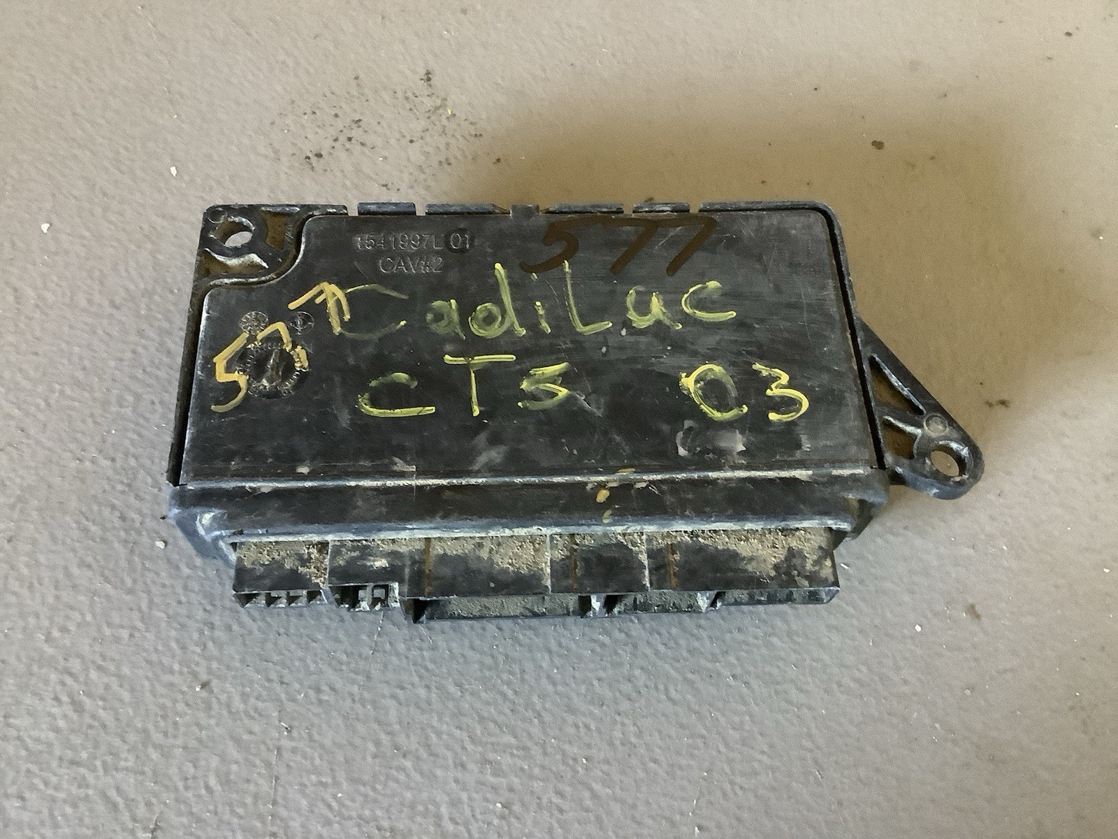 Cadillac CST 25735997 Front Door Control Module ((R1-577))