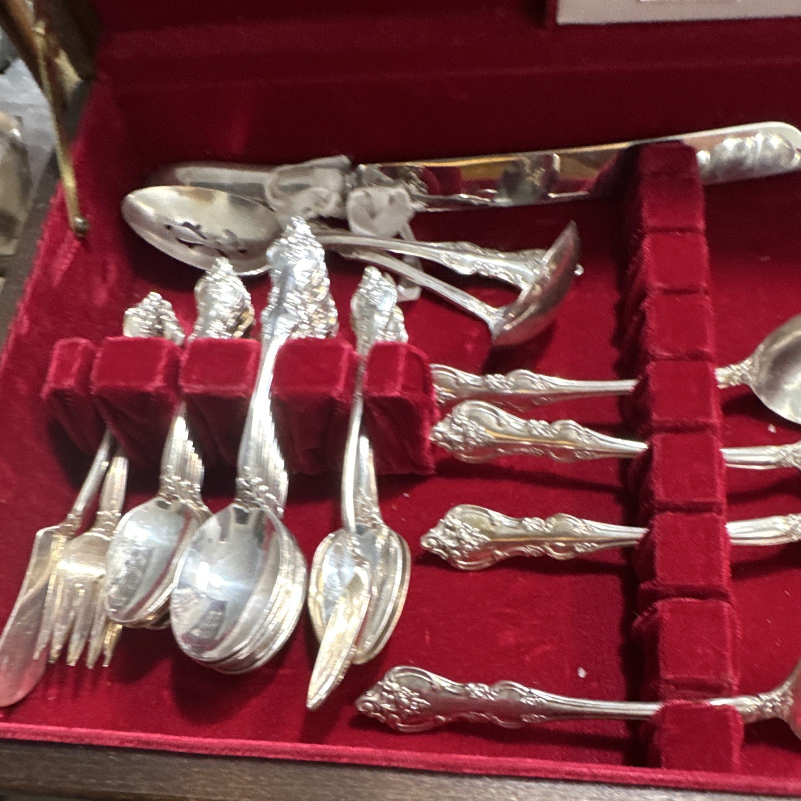 Deepsilver Silver Plated Floral Flatware Set 70 Piece Service for 8 w Case