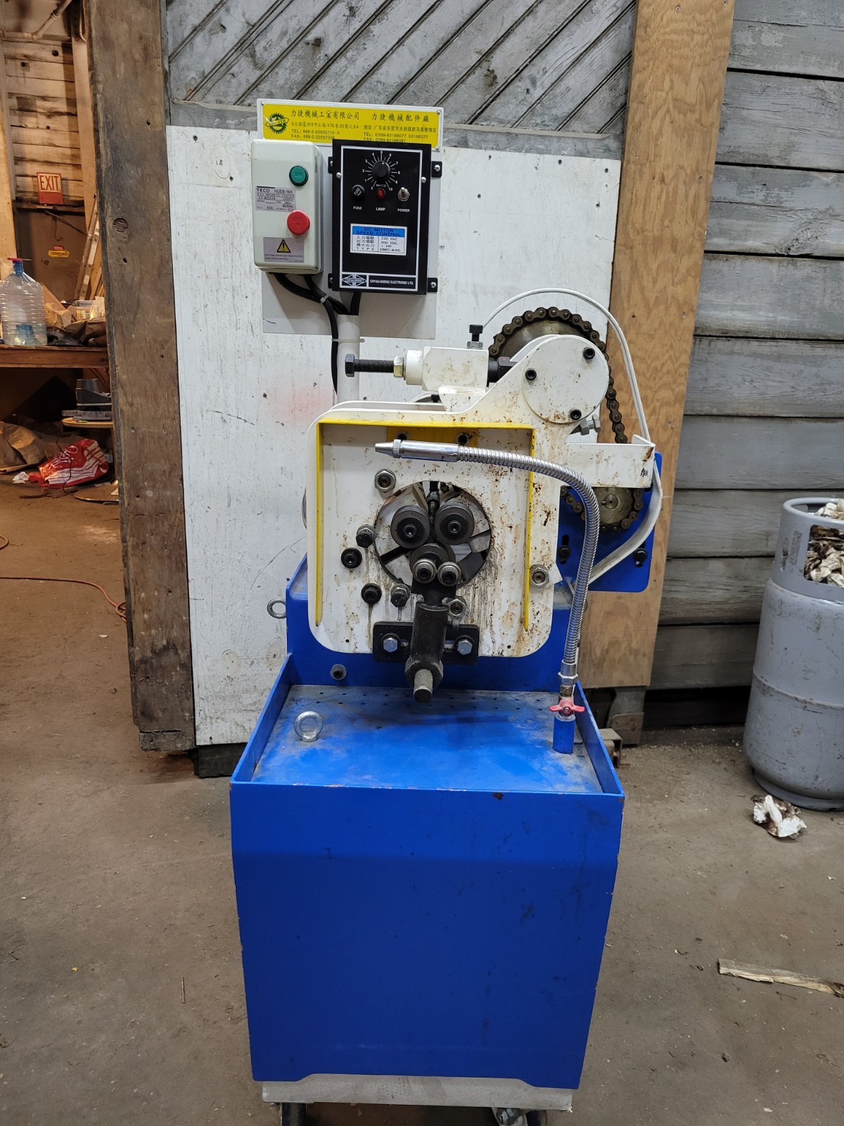 Thread rolling machine
